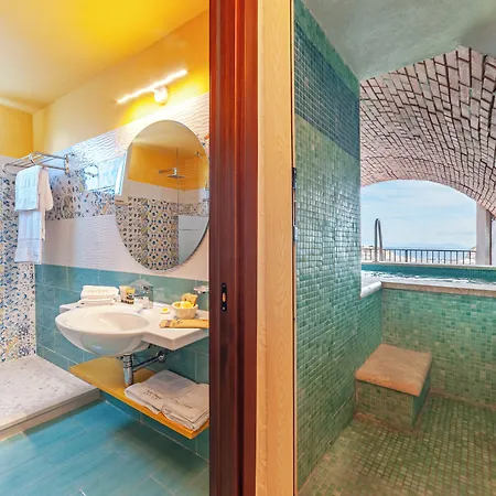 Punta Chiarito Hotel 4*